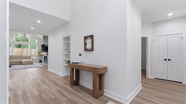 1840 E Lake Drive, Huntsville, TX 77340