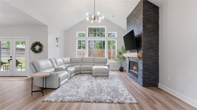 1840 E Lake Drive, Huntsville, TX 77340