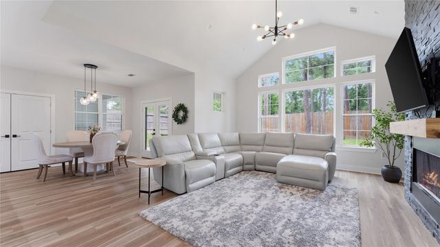 1840 E Lake Drive, Huntsville, TX 77340
