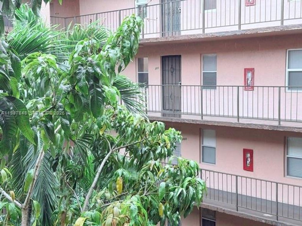 2841 Somerset Drive 305, Lauderdale Lakes, FL 33311