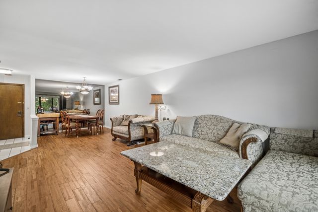 250 W Parliament Place 415, Mount Prospect, IL 60056