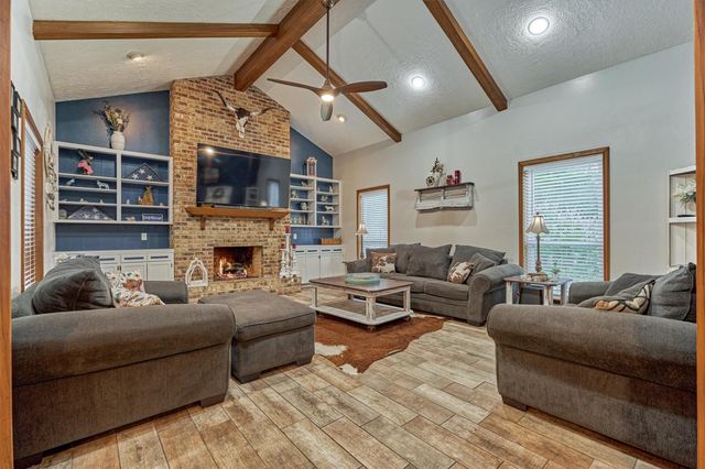 660 Hillcrest Drive, Huntsville, TX 77340