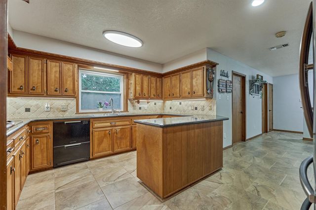660 Hillcrest Drive, Huntsville, TX 77340