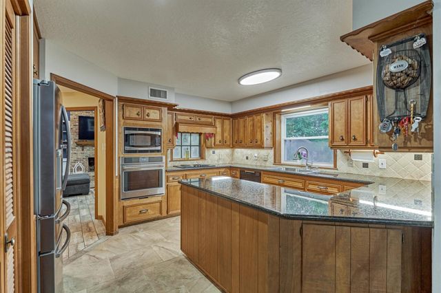 660 Hillcrest Drive, Huntsville, TX 77340