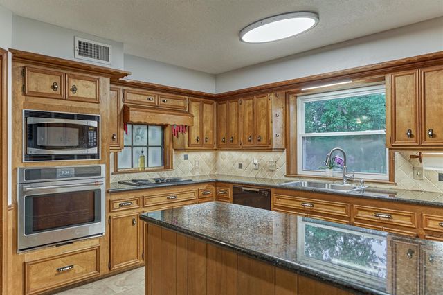 660 Hillcrest Drive, Huntsville, TX 77340
