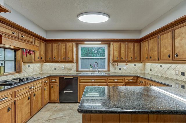 660 Hillcrest Drive, Huntsville, TX 77340