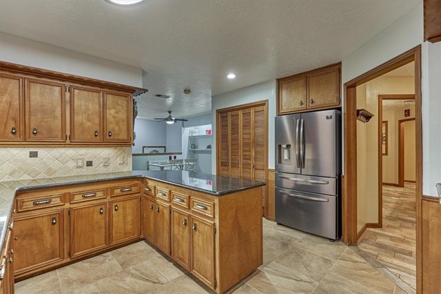 660 Hillcrest Drive, Huntsville, TX 77340