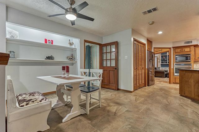 660 Hillcrest Drive, Huntsville, TX 77340