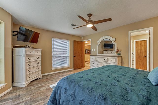 660 Hillcrest Drive, Huntsville, TX 77340