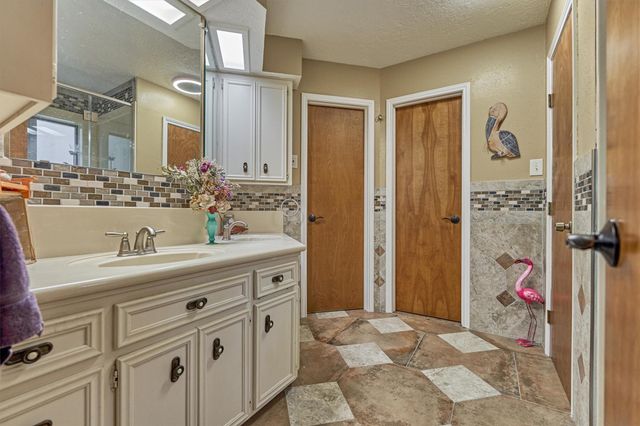 660 Hillcrest Drive, Huntsville, TX 77340