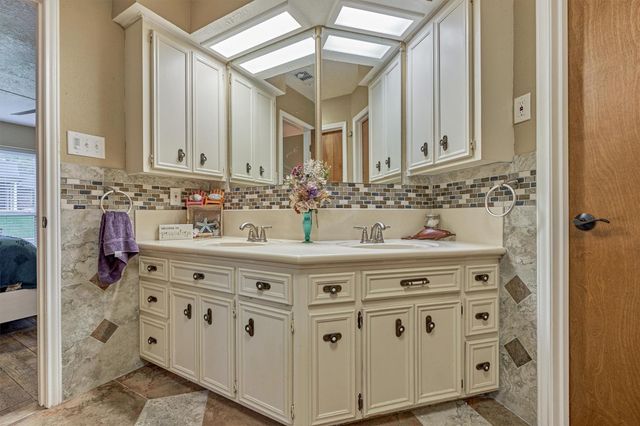 660 Hillcrest Drive, Huntsville, TX 77340