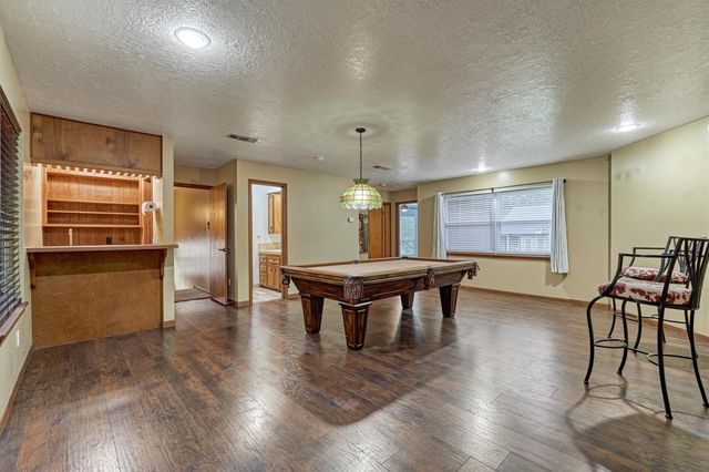660 Hillcrest Drive, Huntsville, TX 77340