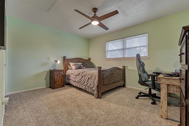 660 Hillcrest Drive, Huntsville, TX 77340