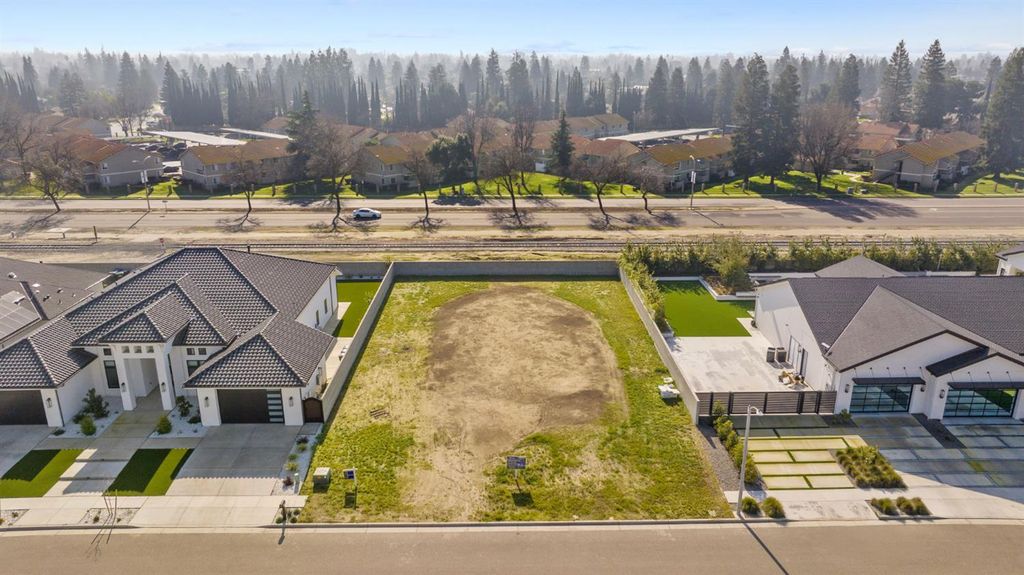 Image 2 of property listing at 4625 W Cecil, Visalia, CA 93291