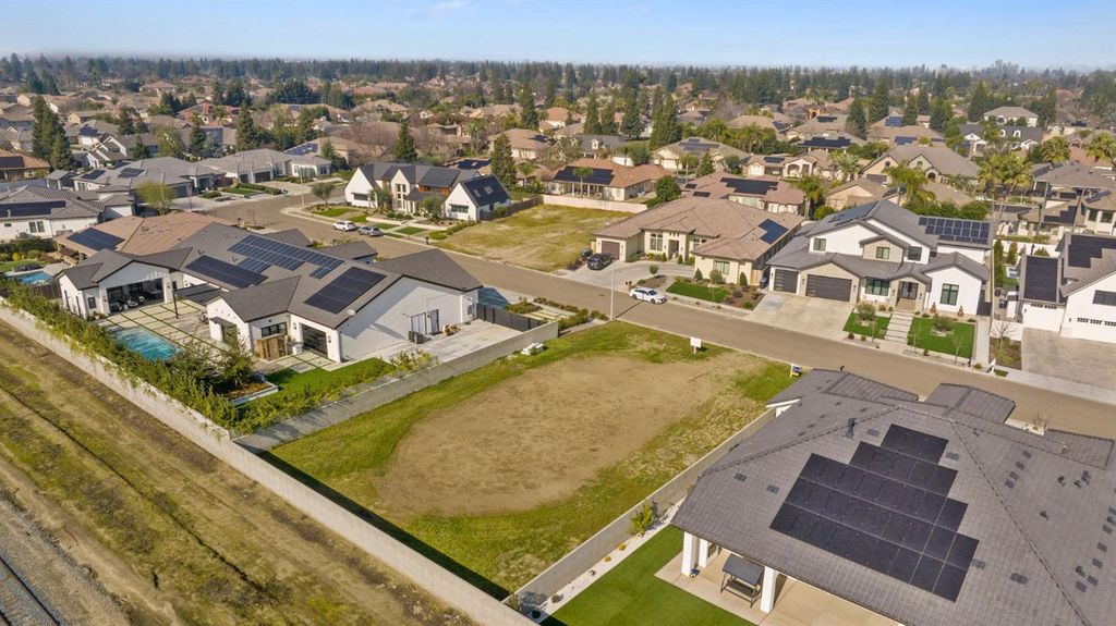 Image 5 of property listing at 4625 W Cecil, Visalia, CA 93291