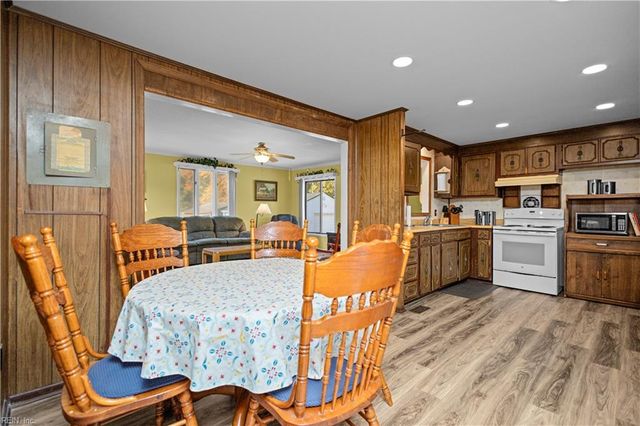 1837 Pocaty RD, Chesapeake, VA 23322