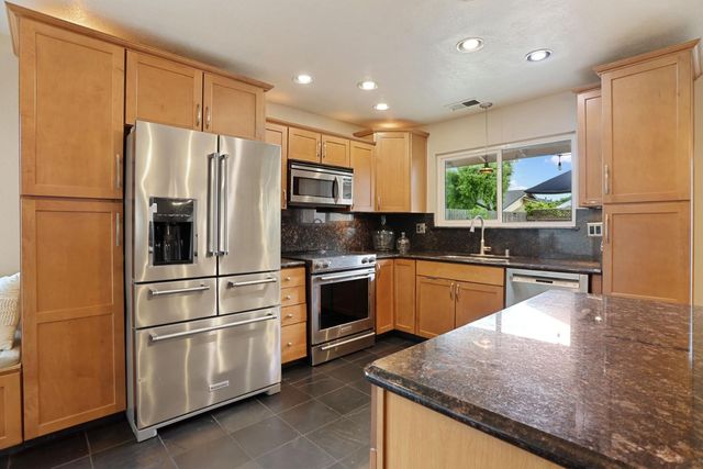 1020 Port Chelsea Cir, Lodi, CA 95240