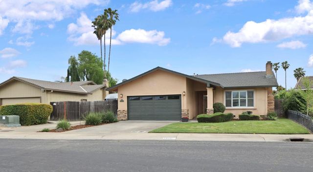 1020 Port Chelsea Cir, Lodi, CA 95240