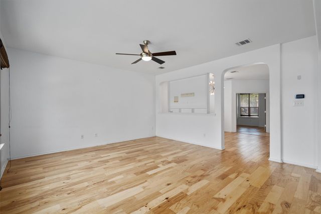 607 Yosemite TRL, Taylor, TX 76574