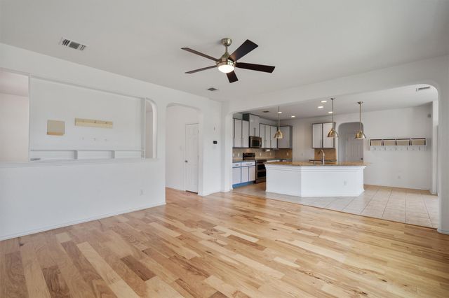 607 Yosemite TRL, Taylor, TX 76574