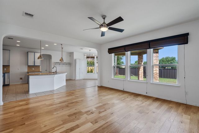 607 Yosemite TRL, Taylor, TX 76574