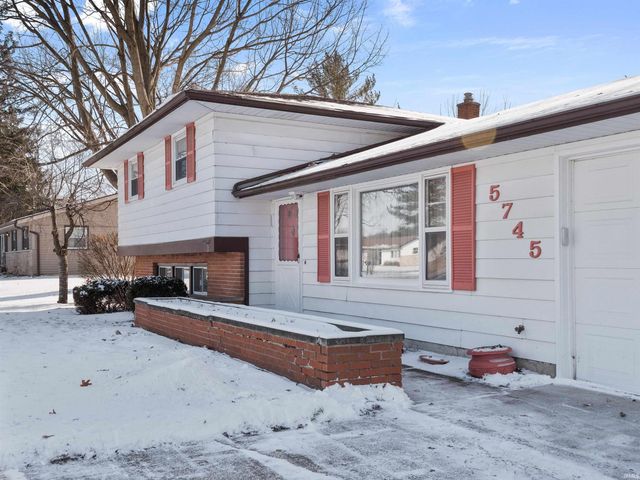 5745 N Brookwood Drive, Fort Wayne, IN 46835