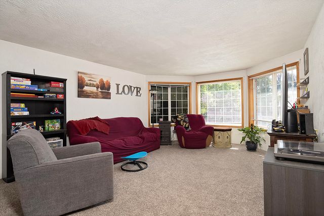 1860 Cottonwood Drive, Central Point, OR 97502