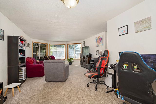 1860 Cottonwood Drive, Central Point, OR 97502