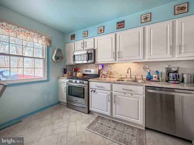 217 JONATHAN DR, North Wales, PA 19454