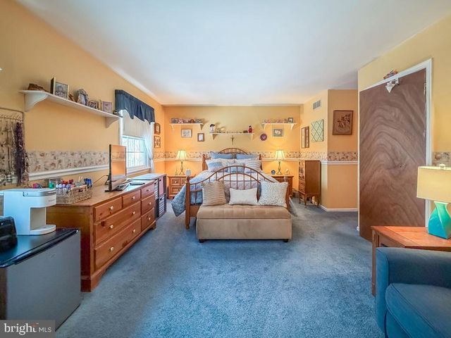 217 JONATHAN DR, North Wales, PA 19454