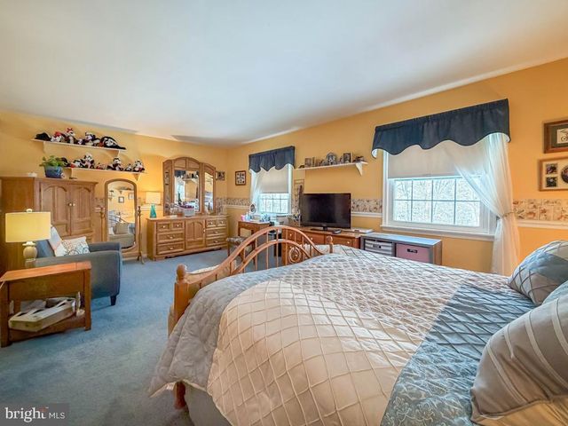 217 JONATHAN DR, North Wales, PA 19454