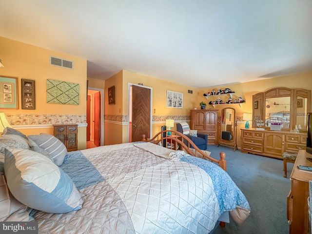 217 JONATHAN DR, North Wales, PA 19454