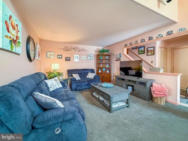 217 JONATHAN DR, North Wales, PA 19454