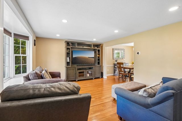 35 Westgate Rd, Framingham, MA 01701