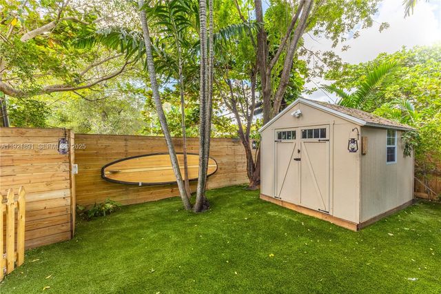 301 NE 115th St, Miami, FL 33161