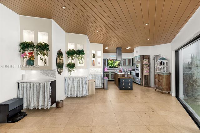 301 NE 115th St, Miami, FL 33161