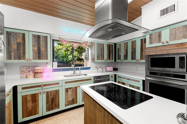 301 NE 115th St, Miami, FL 33161