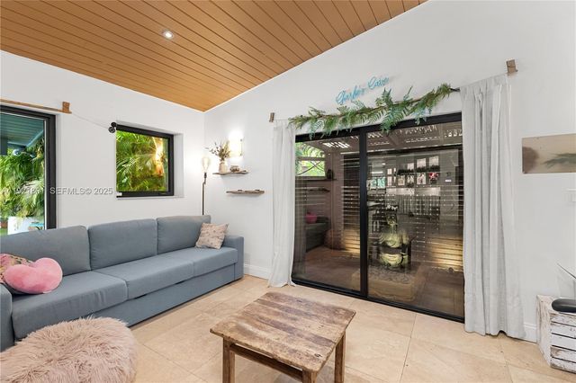 301 NE 115th St, Miami, FL 33161