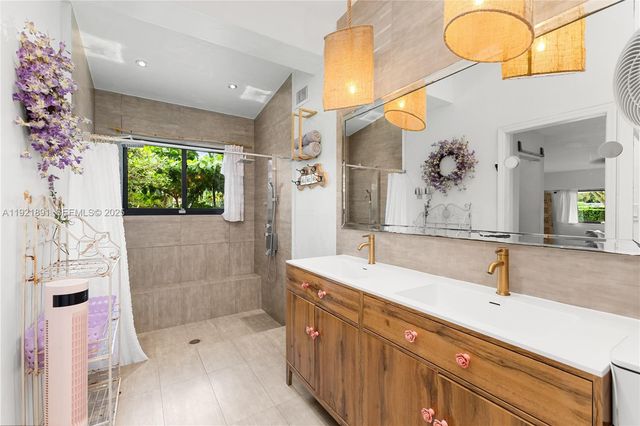 301 NE 115th St, Miami, FL 33161