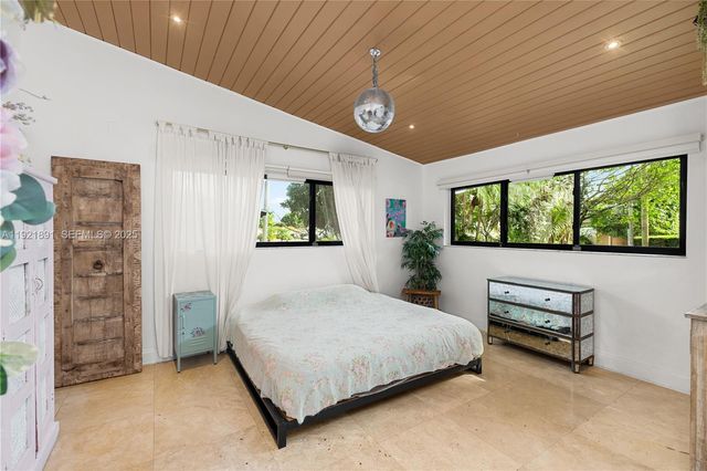 301 NE 115th St, Miami, FL 33161