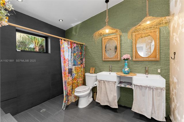 301 NE 115th St, Miami, FL 33161