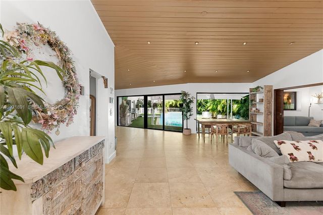 301 NE 115th St, Miami, FL 33161