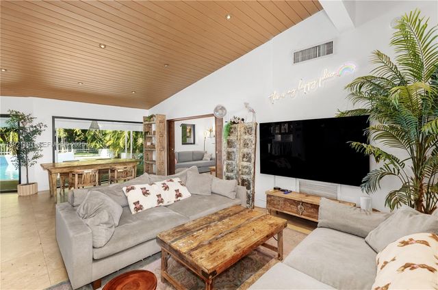 301 NE 115th St, Miami, FL 33161