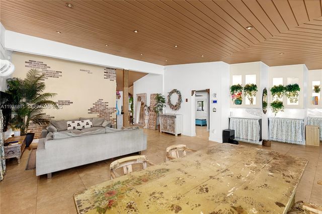 301 NE 115th St, Miami, FL 33161