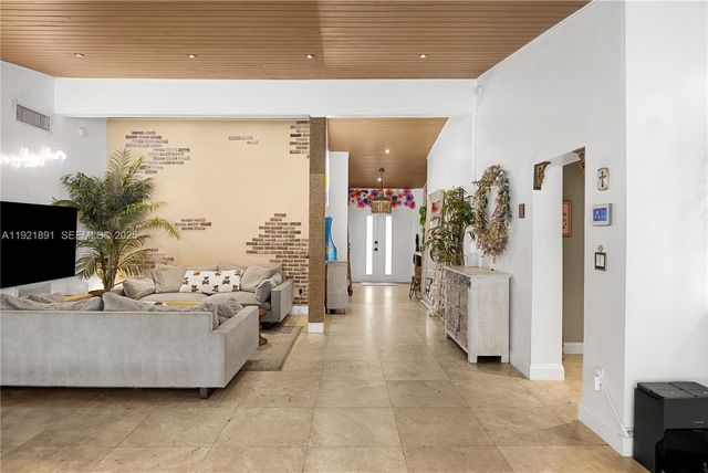 301 NE 115th St, Miami, FL 33161