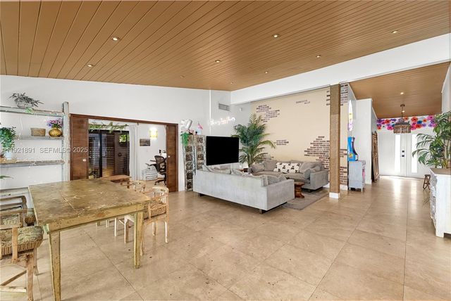 301 NE 115th St, Miami, FL 33161