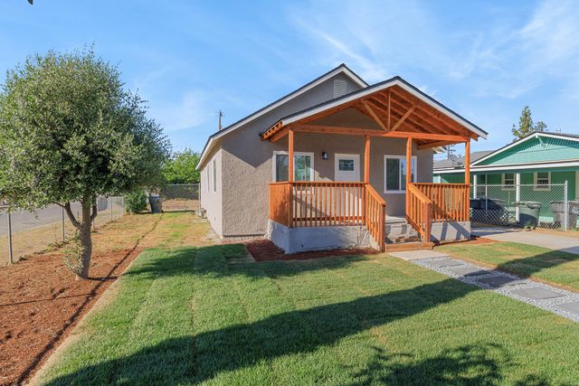 838 W Harold Avenue, Visalia, CA 93291