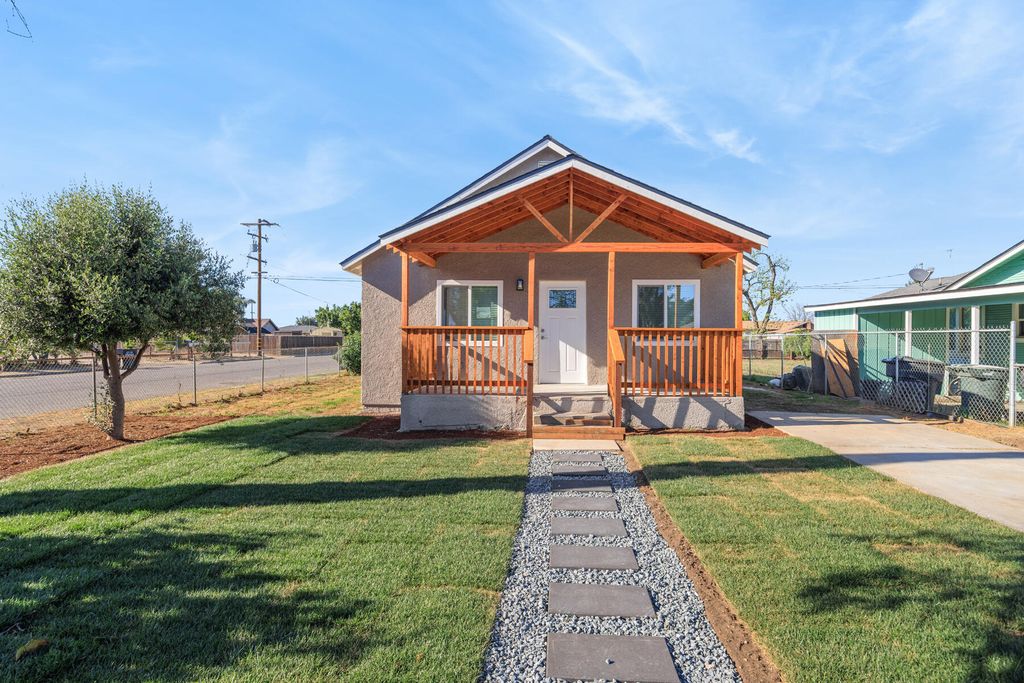 838 W Harold Avenue, Visalia, CA 93291