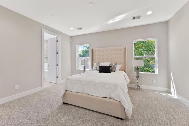 238 Julia Street E, Houston, TX 77022