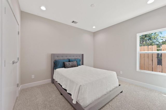 238 Julia Street E, Houston, TX 77022